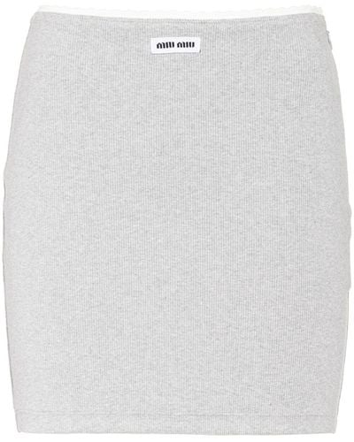 Miu Miu Minifalda de canalé con parche del logo - Blanco