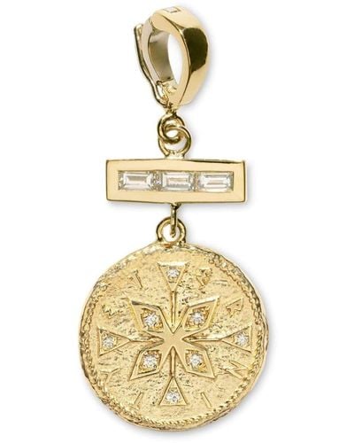 Azlee Charm Compass pequeño en oro amarillo de 18 ct con diamantes - Metálico