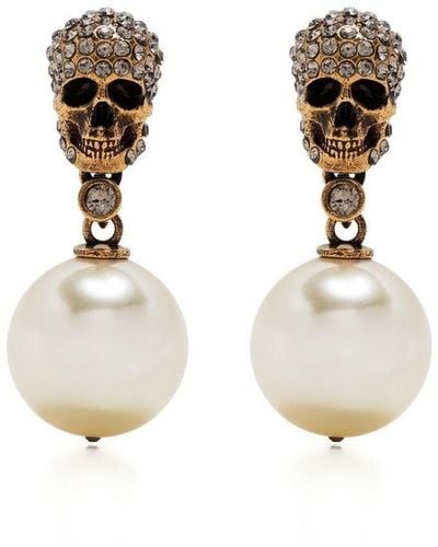 Alexander McQueen Orecchini Pearl Skull in Oro Anticato - Bianco