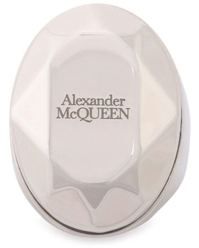 Alexander McQueen Bague à logo gravé - Blanc