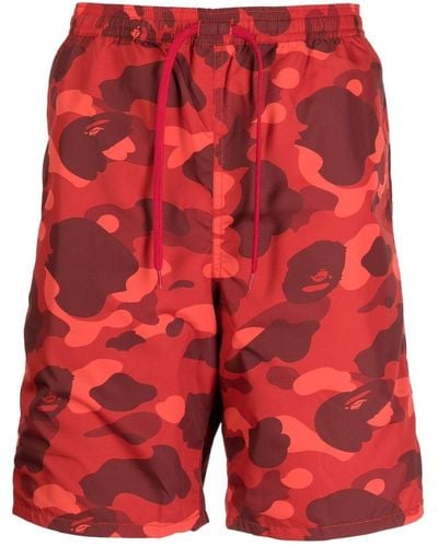 A Bathing Ape Pantalones cortos con motivo militar - Rojo