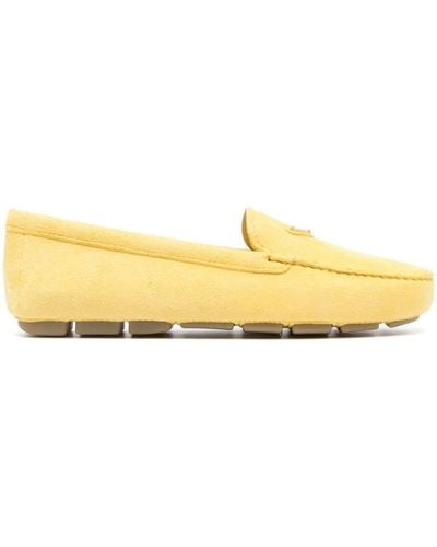 Prada Wildleder-Loafer mit emailliertem Triangel-Logo - Gelb