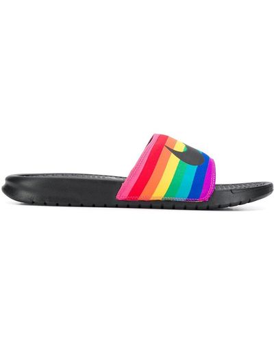 Nike Pantoletten mit Regenbogenstreifen - Schwarz