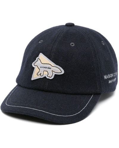 Maison Kitsuné Cappello da baseball con applicazione MAISON KITSUNÉ x And Wander - Blu
