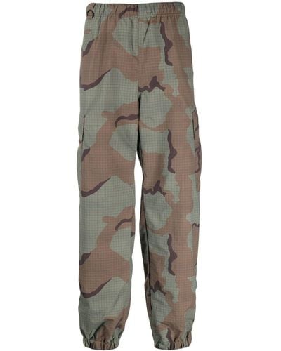 Undercover Pantalones joggers con estampado militar - Gris