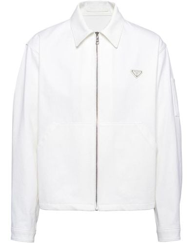 Prada Jeansjacke mit emailliertem Triangel-Detail - Weiß