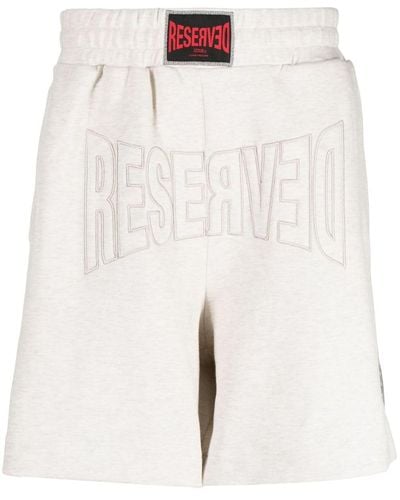 Izzue Pantalones cortos de chándal con parche del logo - Blanco