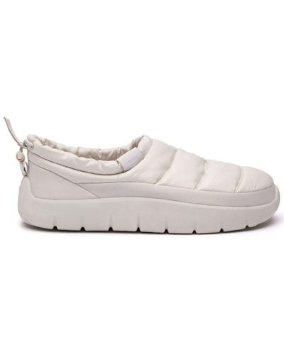 Lacoste Chaussons Serve à design matelassé - Blanc