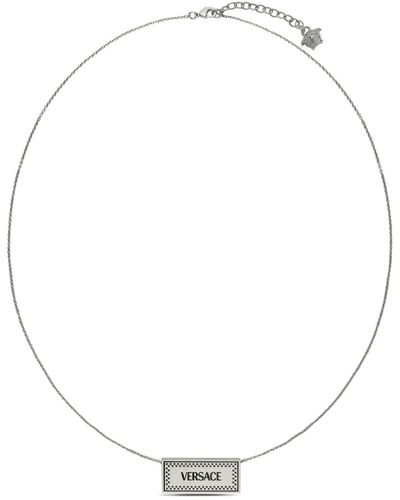 Versace Halskette mit graviertem Logo-Anhänger - Weiß