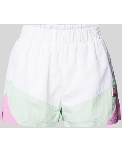 EA7 Loose Fit Shorts mit Label-Badge - Weiß