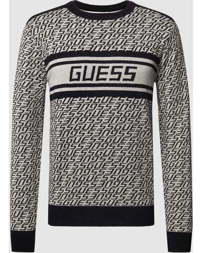 Guess Strickpullover mit Allover-Label-Muster Modell 'PALMER' - Grau