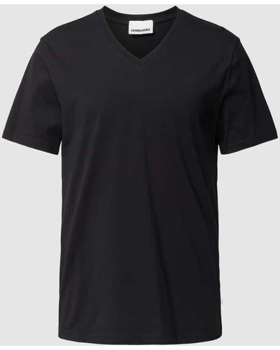 ARMEDANGELS T-Shirt mit V-Ausschnitt Modell 'JAARNES' - Schwarz