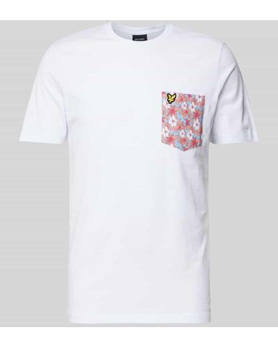Lyle & Scott T-Shirt mit Brusttasche mit floralem Muster - Weiß