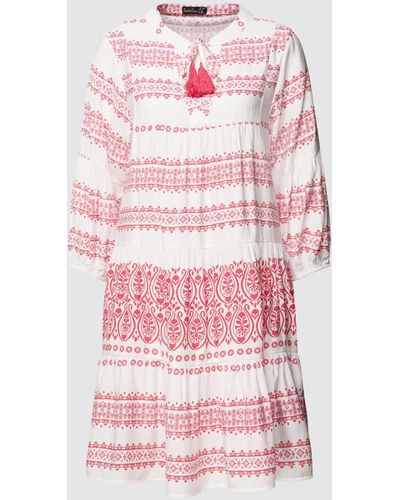 Smashed Lemon Knielanges Kleid mit Allover-Muster - Pink