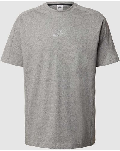 Nike T-Shirt mit Label-Print - Grau