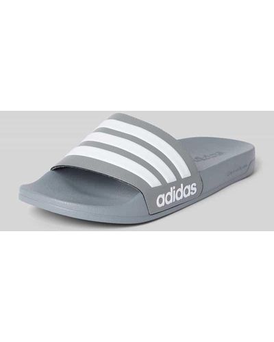 adidas Slides mit labeltypischen Streifen - Grau