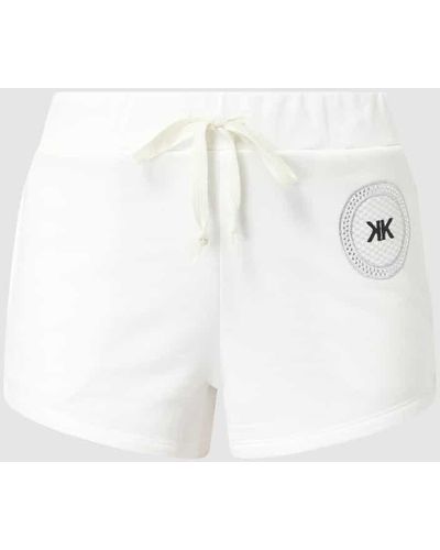 Kendall + Kylie Sweatshorts mit Logo - Weiß