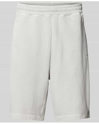 Carhartt Regular Fit Sweatshorts mit Eingrifftaschen - Weiß