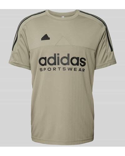 adidas T-Shirt mit Label-Print - Grau