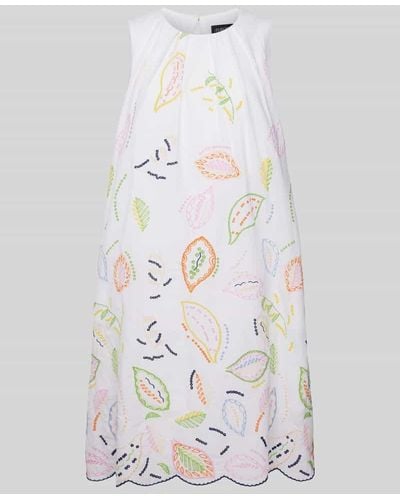 Marc Cain Knielanges Kleid mit Allover-Motiv-Stitching - Weiß
