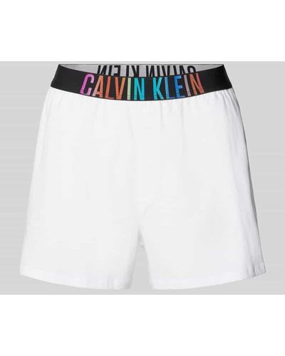 Calvin Klein Loose Fit Shorts mit Label-Bund Modell 'INTENSE PWR PRIDE' - Weiß