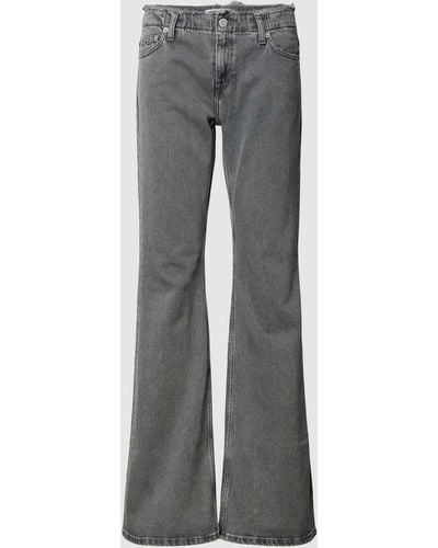Tommy Hilfiger Flared Jeans mit ausgefranstem Bund Modell 'SOPHIE' - Grau