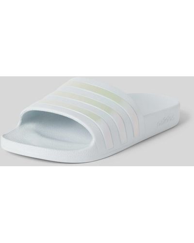 adidas Slides mit labeltypischen Streifen Modell 'ADILETTE AQUA' - Weiß