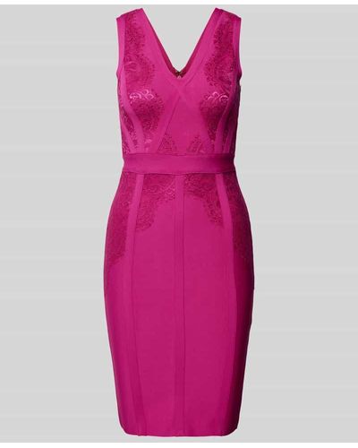 Lipsy Cocktailkleid mit V-Ausschnitt - Pink