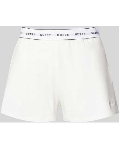 Guess Regular Fit Shorts mit elastischem Label-Bund Modell 'CARRIE' - Weiß