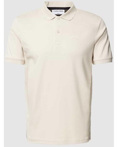 Calvin Klein Slim Fit Poloshirt aus Baumwolle mit Label-Detail - Natur