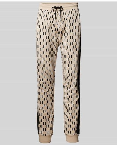 Karl Lagerfeld Regular Fit Sweatpants mit Allover-Label-Print - Natur