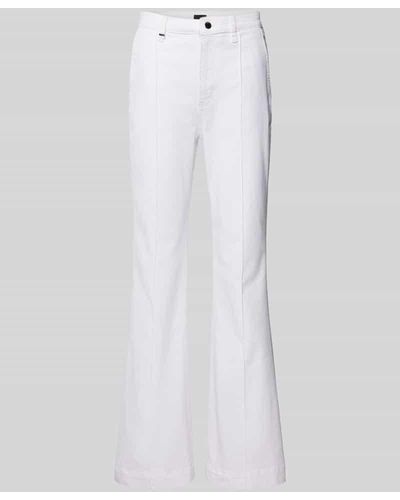 BOSS Flared Fit Jeans mit fixierten Bundfalten - Weiß