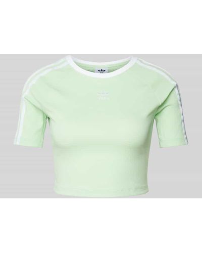 adidas Originals Cropped T-Shirt mit Kontraststreifen - Grün