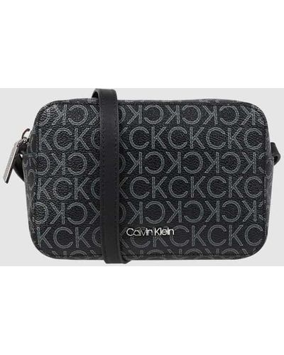 Calvin Klein Crossbody Bag mit Logo-Muster - Grau