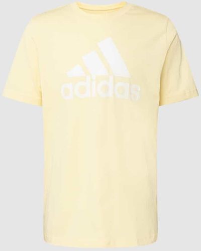 adidas T-Shirt mit Label-Print - Gelb