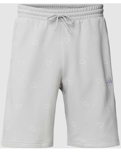 adidas Shorts mit Allover-Label-Print - Grau
