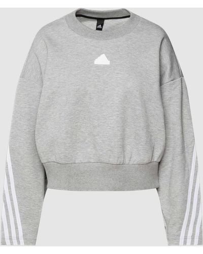adidas Sweatshirt mit Label-Patch - Grau