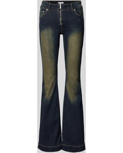 Weekday Flared Jeans im Used-Look mit Reißverschluss Modell 'Inferno' - Blau