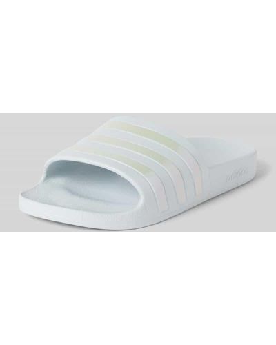 adidas Slides mit labeltypischen Streifen Modell 'ADILETTE AQUA' - Weiß