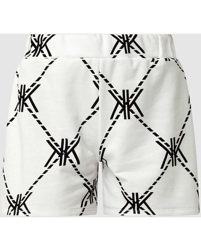 Kendall + Kylie Sweatshorts mit Logo-Muster - Weiß