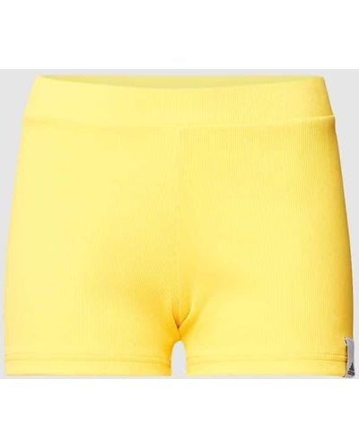 adidas Shorts mit Label-Detail - Gelb