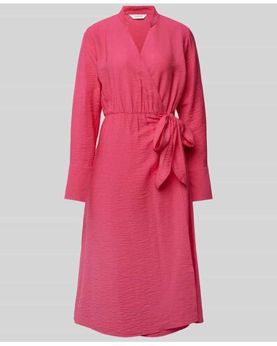 B.Young Knielanges Kleid in Crinkle-Optik Modell 'Janina' - Pink