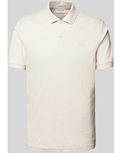 Calvin Klein Regular Fit Poloshirt mit Knopfleiste - Natur
