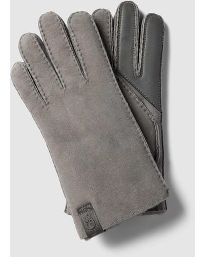 UGG Handschuhe aus Lammfell mit Label-Patch - Grau