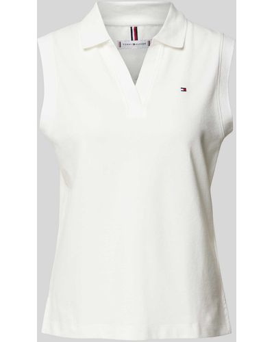 Tommy Hilfiger Relaxed Fit Poloshirt mit Label-Stitching und V-Ausschnitt - Weiß