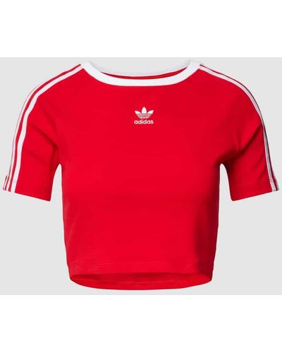 adidas Originals Cropped T-Shirt mit Label-Stitching - Rot