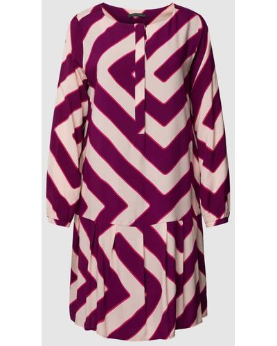 Comma, Knielanges Kleid aus Viskose mit Allover-Muster - Pink