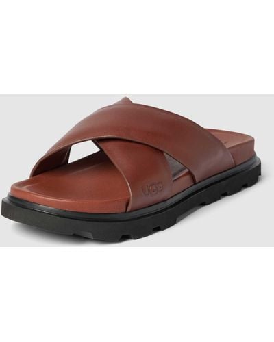 UGG Slides mit breiten Riemen Modell 'CAPITOLA CROSS SLIDE' - Braun