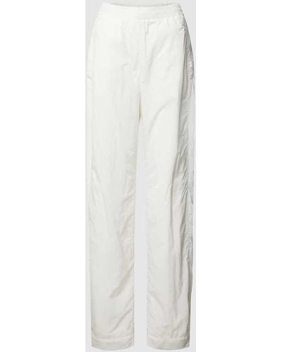 Lacoste Trainingshose in unifarbenem Design mit Eingrifftaschen - Weiß