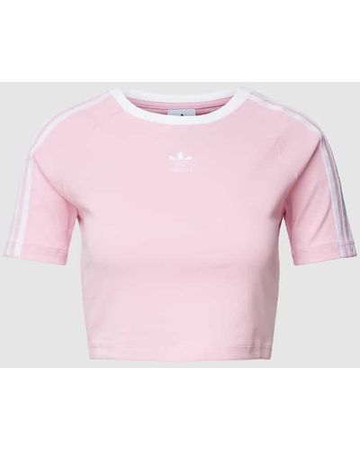 adidas Originals Cropped T-Shirt mit Galonstreifen - Pink